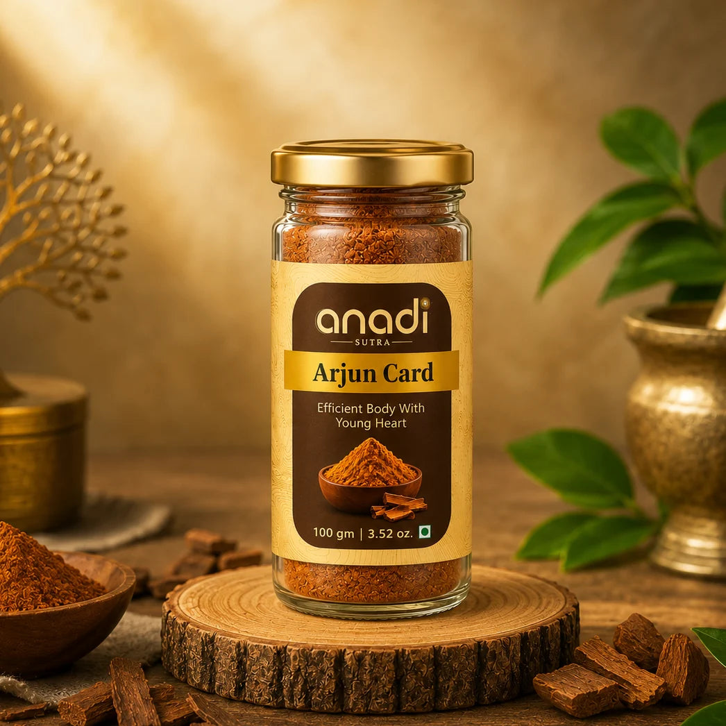 Close-up Arjun Card jar, 100 g, with gold lid and brown herbal powder on a wood base