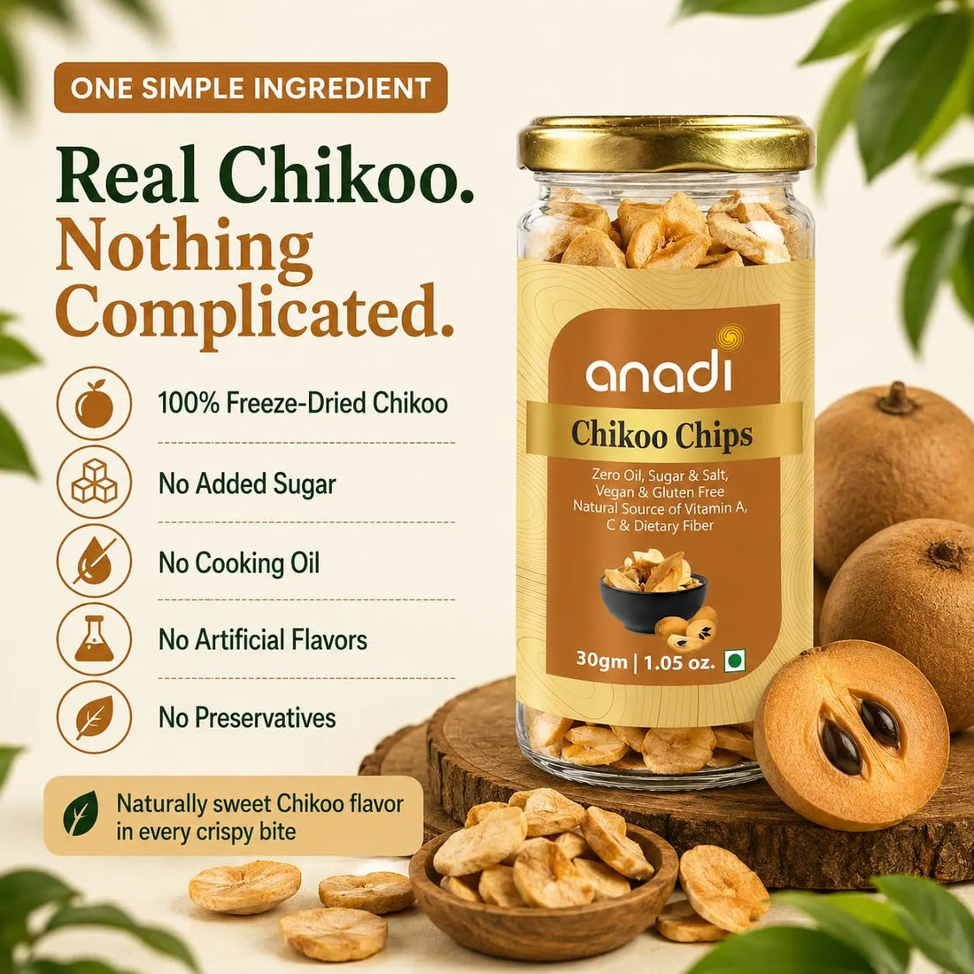 anadi Sutra Chikoo Chips glass jar, 30 g, with freeze-dried chips on wood bowl